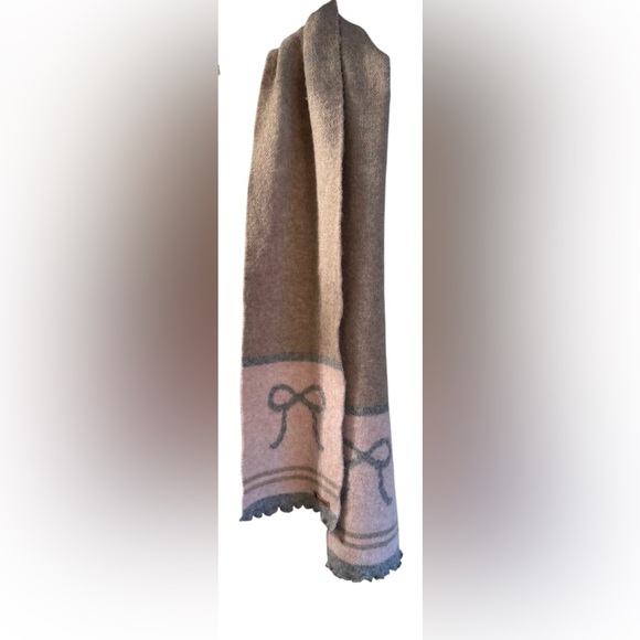 NWOT Cozy Woman’s Scarf - Picture 3 of 4